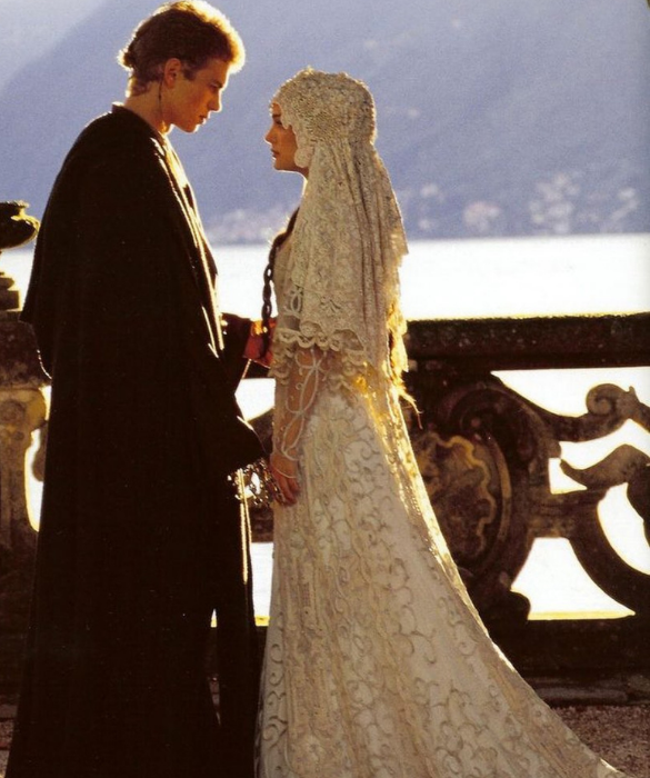<p>Un abito da sposa che non passa di certo inosservato &egrave; quello indossato da Natalie Portman in Guerre Stellari: episodio II - L'attacco dei cloni. Si tratta di un abito da sposa in pizzo, che ha uno stile a met&agrave; tra il fantastico e il futuristico.</p>

