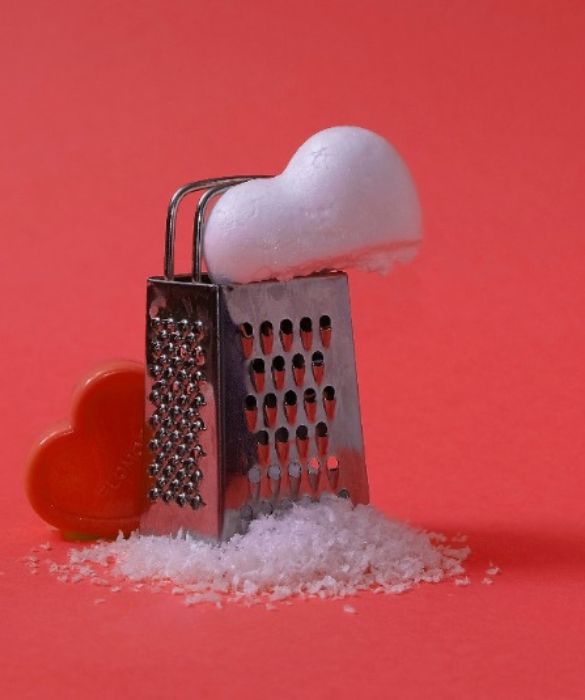 <p>Non dire ti amo per paura di essere i primi a farlo e credere di diventare, improvvisamente, l&rsquo;anello debole della coppia. Quando i &ldquo;ti amo&rdquo; dovrebbero essere donati in modo spontaneo e mai come merce di scambio.&nbsp;</p>
