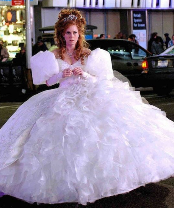 <p>L&rsquo;abito da sposa indossato da Amy Adams nel ruolo di Giselle pesava pi&ugrave; di 20 chili: l&rsquo;attrice ha imparato a muoversi &ldquo;al suo interno&rdquo; grazie all&rsquo;aiuto di una controfigura. Il disegno dell&rsquo;abito riprende quello&nbsp;della sirenetta Ariel. Un vero abito da principessa, insomma, che ha imparato a camminare da poco ;)</p>
