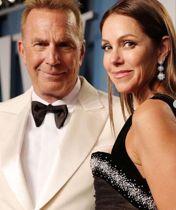 <p>Le fan pi&ugrave; agguerrite forse saranno in parte contente di sapere che <strong>Kevin Costner</strong> &egrave; tornato sulla piazza. Dopo 19 anni di matrimonio, una relazione di quasi 25 anni e 3 figli, a mettere un punto al matrimonio con Christine Baumgartner &egrave; stato proprio l&rsquo;attore, per &ldquo;circostanze fuori dal suo controllo&rdquo;. Cosa sar&agrave; successo?&nbsp;</p>
