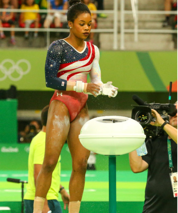 <p>La campionessa americana di ginnastica artistica ha abbandonato quest&rsquo;anno le gare di Tokyo per concentrarsi sulla sua salute mentale. L&rsquo;atleta <strong>soffre di twisties</strong>, improvvisi sensi di vuoto che possono colpire nel corso di una prova sportiva e che si manifestano come un&rsquo;improvvisa dissoluzione del senso dello spazio. Si perde, in pratica, la consapevolezza della propria presenza legata all&rsquo;incapacit&agrave; di avere il controllo sul proprio corpo. &laquo;Devo fare ci&ograve; che &egrave; meglio per me e pensare alla mia salute mentale, perch&eacute; voglio stare bene e perch&eacute; c&rsquo;&egrave; una vita oltre la ginnastica&raquo;, ha dichiarato l&rsquo;atleta.&nbsp;</p>
<p>&nbsp;</p>
