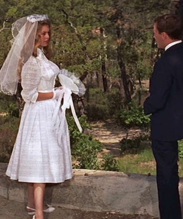 <p>Nel corso della sua vita, l&rsquo;attrice Brigitte Bardot si &egrave; sposata ben 4 volte. Tuttavia, quello presente nell&rsquo;immagine &egrave; l&rsquo;abito da sposa che ha indossato nel film italo-francese del 1956 intitolato Et Dieu&hellip; cr&eacute;a la femme.</p>
