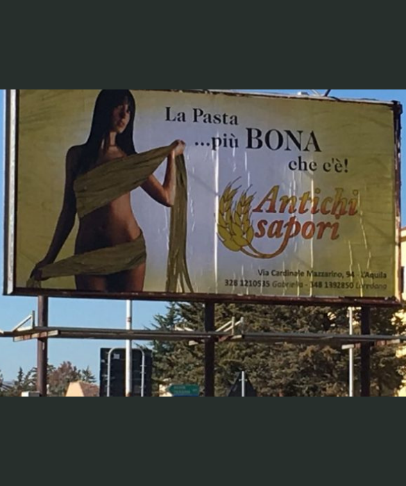 <p>Una donna nuda e avvolta soltanto da un fascio di spaghetti &egrave; stata utilizzata per sponsorizzare una nota marca di pasta artigianale a L&rsquo;Aquila.</p>
