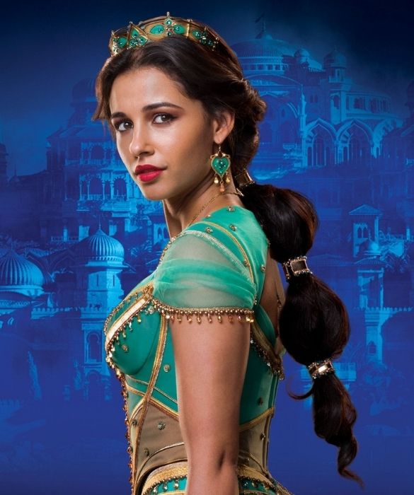 <p>La figura di <strong>Jasmine</strong> (<strong>Naomi Scott</strong>), rispetto al film d&rsquo;animazione, viene ampliata per quanto riguarda lo spettro delle sue emozioni e delle ambizioni che coltiva dentro di s&eacute;. Nel remake ha un ruolo pi&ugrave; centrale e definito, combatte con un antagonista che non brilla per interpretazione, per il semplice desiderio di amore vero e libert&agrave; ed &egrave; uno spirito avventuriero tutto da esplorare nel corso della visione.</p>
