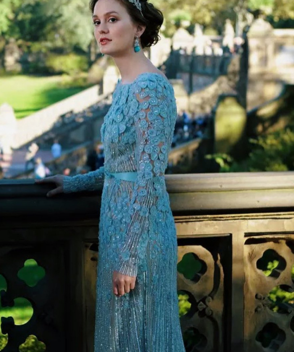 <p>Si tratta di uno degli abiti da sposa indossati da Leighton Meester nella serie Gossip Girl. Un vestito davvero particolare, color carta da zucchero, ideato da Elie Saab.&nbsp;</p>
