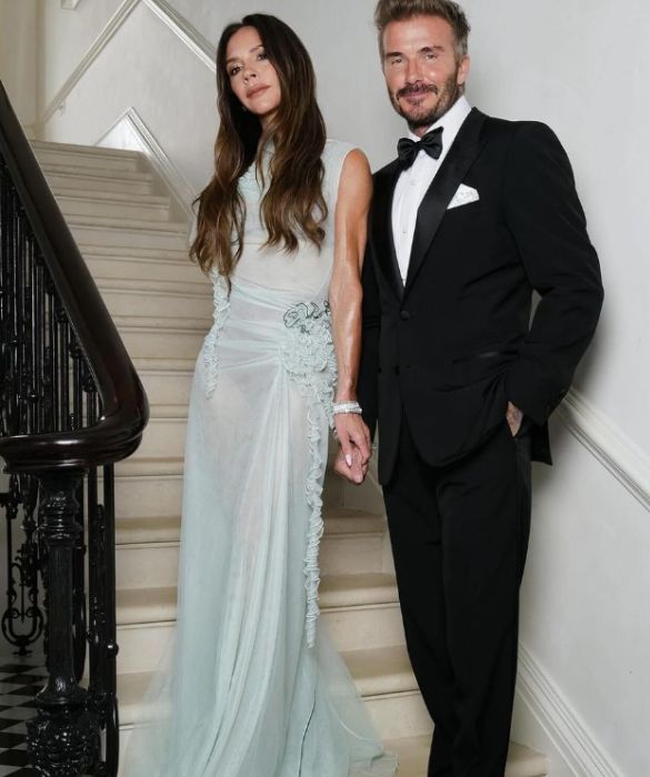 <p>David e Victoria Beckham sono una delle coppie pi&ugrave; amate e longeve fra i famosi. Quanto al loro stile di vita, non hanno proprio due case separate, ma vivono ai lati opposti di un&rsquo;enorme villa. Nei fatti, &egrave; proprio come avere due immobili.&nbsp;</p>
