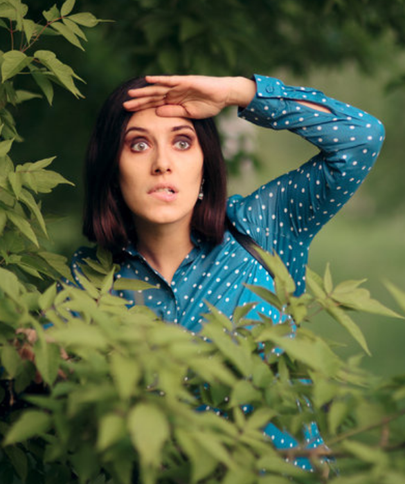 <p>Questa tipologia di donna spesso coincide con la ex del vostro uomo. Ha gi&agrave; reperito talmente tante informazioni su di voi che potrebbe scrivere persino la vostra biografia meglio di vostra madre. Prestate molta attenzione perch&eacute; in genere si tratta della categoria peggiore: subdola, vendicativa, noiosa. Ha trascorso gli ultimi anni della sua vita a fare tutto quello che piace a lui: ascoltare la stessa musica, coltivare le stesse piante, iscriversi allo stesso corso che lui avrebbe tanto voluto fare quando aveva 8 anni. Se mai dovesse avvicinarsi a voi con la scusa del &ldquo;Voglio essere tua amica&rdquo;, scappate. Il pi&ugrave; velocemente possibile.</p>
