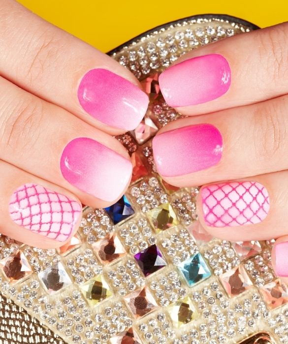 <p>Lo <strong>smalto rosa fluo</strong>, ad esempio, pu&ograve; essere abbinato a una nuance nude o a un bianco. Chi ama osare potr&agrave; invece sperimentare unghie gel fluo degrad&eacute; tra due colori a contrasto, come il rosa e l&rsquo;azzurro, oppure l&rsquo;arancione e il verde. In ogni caso, l&rsquo;effetto sfumato &egrave; una tecnica di <strong>nail art</strong> molto pi&ugrave; semplice da padroneggiare di quanto potrebbe sembrare: provare per credere.</p>

