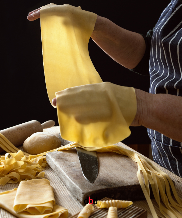 <p>Che comica che sono (dai, sparatemi), <strong>i mm</strong> in questo caso.<br />
A seconda del formato di pasta che decidete di realizzare, accertatevi di non fare dei ravioli con la sfoglia alta 7 metri o di non far sfumare 10 ore di lavoro perch&eacute; tirate troppo le tagliatelle, perch&eacute; in acqua bollente si <strong>sfalderanno</strong>.</p>

