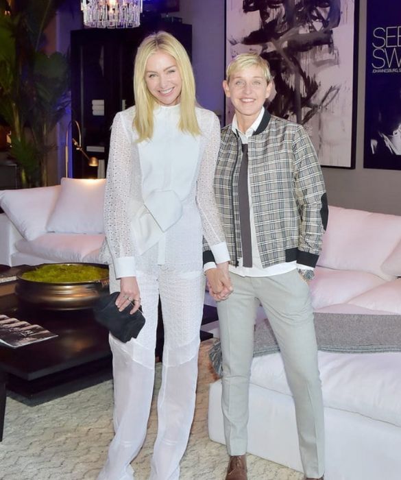 <p>Portia de Rossi e Ellen DeGeneres si sono conosciute nel 2004 e sposate nel 2008. Nel 2011 la rivista statunitense Forbes ha inserito le due nell&rsquo;elenco delle coppie pi&ugrave; potenti del mondo.</p>
