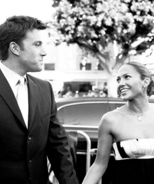 <p>In un primo momento si vocifera che la storia sia finita a causa dell&rsquo;eccessiva pressione da parte dei media: la coppia aveva addirittura organizzato 3 finti matrimoni per riuscire a celebrare il grande giorno con un briciolo di intimit&agrave;.</p>

