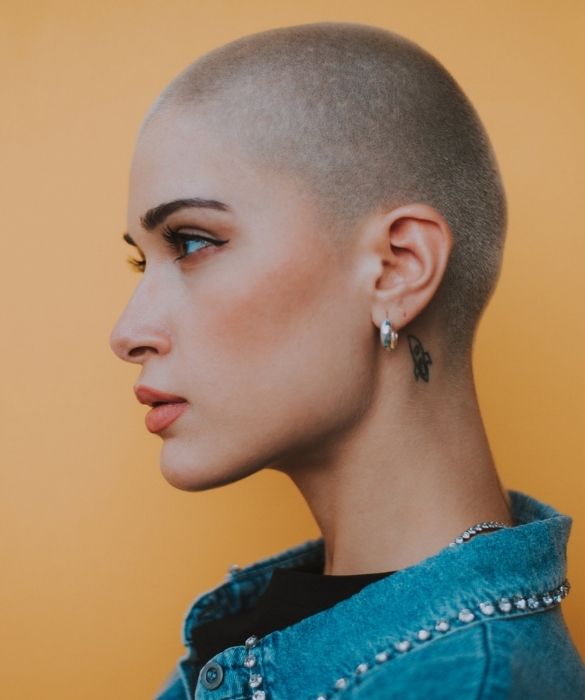 <p>La prima a fare della testa rasata un taglio di <strong>capelli alla moda</strong> fu Demi Moore: alla fine degli anni &lsquo;90, l&rsquo;attrice ras&ograve; a zero la sua lunga chioma scura per interpretare il ruolo da protagonista nel film Soldato Jane. E poi Sinead O&rsquo;Connor, Skin, Natalie Portman, Amber Rose, Carolyn Smith&hellip; &Egrave; lunghissimo, l&rsquo;elenco delle donne che, vuoi per esigenze di copione o di salute, vuoi per scelta, hanno adottato un taglio cos&igrave; estremo. E sono diventate <a href=
