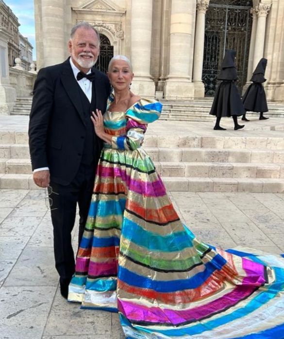 <p>Lui &egrave; il regista di <em>Ufficiale&nbsp;e gentiluomo</em>, lei un'attrice britannica pluripremiata e apprezzata in tutto il mondo. Galeotto fu quel casting (de&rsquo; <em>Il sole a mezzanotte</em>) che port&ograve; il regista a scegliere l&rsquo;attrice e i due a innamorarsi. Si sono sposati nel 1997. Oggi vivono in una masseria in Puglia. Lei &egrave; pure tifosa del Lecce.&nbsp;</p>
