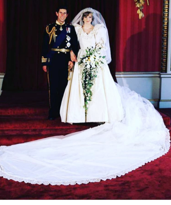 <p>L&rsquo;abito da sposa di Lady Diana &egrave; considerato il pi&ugrave; iconico di sempre. Indossato nel giorno delle nozze nella cattedrale di Saint Paul, si tratta di un abito sontuoso e vaporoso con maniche a sbuffo realizzato dagli stilisti Elizabeth e David Emanuel.</p>
