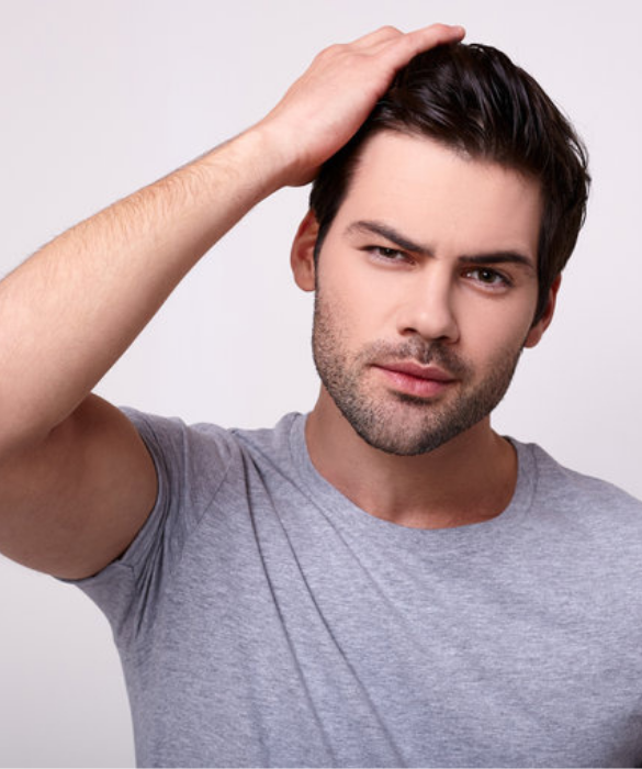 <p>Un uomo che, in vostra presenza, inizia a &ldquo;tormentarsi&rdquo; i capelli sta cercando, anche se inconsciamente, di attirare la vostra attenzione su di lui. Questo significa&hellip; che gli piacete!</p>
