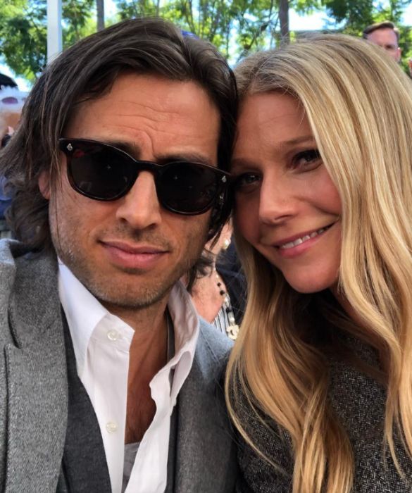<p>Simile anche la scelta di Gwyneth Paltrow e Brad Falchuk, che sono sposati del 2018, ma durante il primo anno insieme hanno scelto di non andare a convivere - anche per la presenza di figli avuti da precedenti relazioni.&nbsp;</p>
