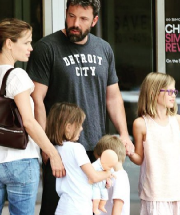 <p>Nel frattempo, nel 2005 Ben Affleck sposa la collega Jennifer Garner, dalla quale avr&agrave; 3 figli: Violet Anne, Seraphina Rose Elizabeth e Samuel.</p>

