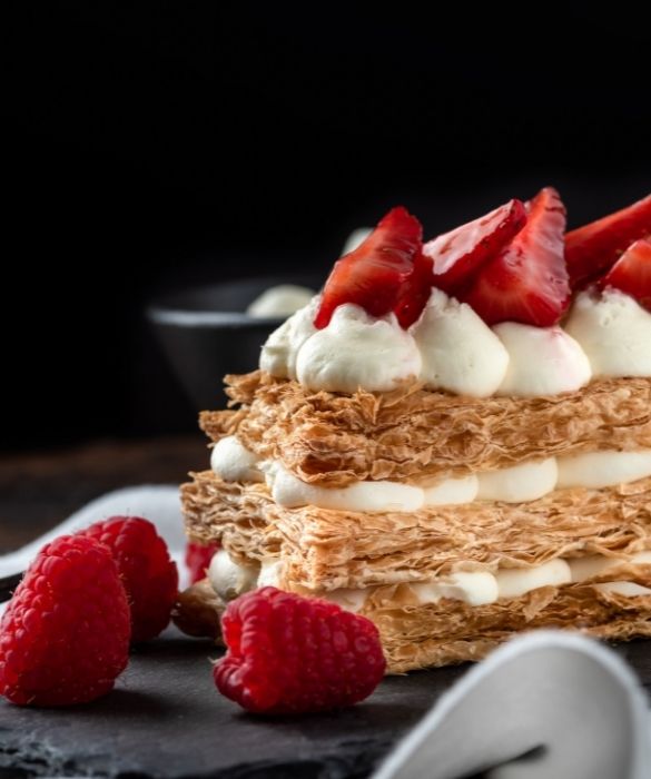 <p>Tra le <strong>ricette di torte classiche</strong> non pu&ograve; mancare la <strong>millefoglie</strong>: strati di friabile pasta sfoglia intervallati da crema pasticcera. La torta millefoglie &egrave; un dessert di fine pasto che si presta a concludere nel migliore dei modi qualsiasi men&ugrave;.</p>
