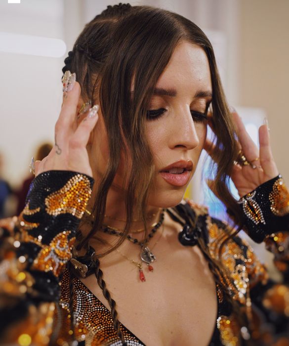 <p>A differenza di Emma, nel caso di Angelina Mango il makeup canta all&rsquo;unisono con gli abiti indossati nelle serate del Festival, tutti firmati <strong>Etro </strong>e incentrati su tonalit&agrave; calde e profonde, dominate dai <strong>marroni</strong>, dai verdi e dai gialli ocra. Il trucco &egrave; luminoso e punta sugli stessi colori, con effetti <strong>metallizzati </strong>e <strong>labbra nude</strong> ma brillanti.</p>
