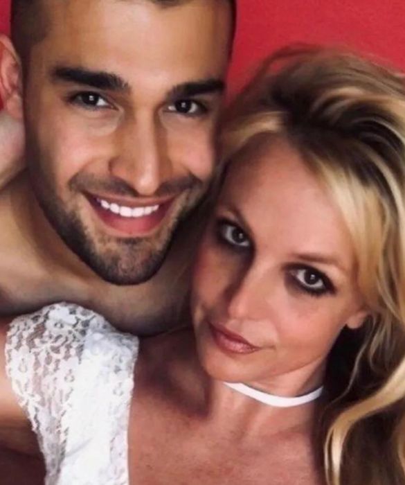 <p>Arriva come&nbsp;un fulmine a ciel sereno, infine, la fine del matrimonio tra <strong>Britney Spears </strong>e<strong> Sam Asghari</strong>, dopo soli 14 mesi. Tra le possibili&nbsp;cause, potrebbe esserci un tradimento da parte della cantante.</p>
