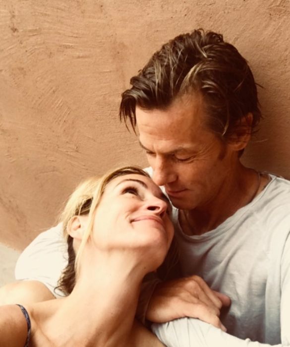 <p>Julia Roberts e il marito, sposati dal 2002, sono un grandissimo esempio di coppia LAT: vivono infatti in due ville che si trovano l&rsquo;una di fronte all&rsquo;altra. Insomma, se si litiga non sar&agrave; un problema trovare un posto dove stare.&nbsp;</p>
