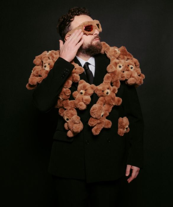 <p>Un outfit divertente, che per&ograve; fa anche riflettere. Dargen D&rsquo;Amico a Sanremo ha rotto il ghiaccio presentandosi sul palco con un doppiopetto nero &ldquo;politico&rdquo;, perch&eacute; tempestato di&hellip; <strong>peluche</strong>. L&rsquo;orsacchiotto o Teddy Bear &egrave;, in questo caso, un simbolo dell&rsquo;infanzia negata, quella dei bambini in zona di <strong>guerra</strong>, le vittime pi&ugrave; piccole costrette a pagare il prezzo pi&ugrave; alto in ogni conflitto. Un messaggio esplicitato ulteriormente con l&rsquo;appello per un <strong>cessate il fuoco a Gaza</strong>.</p>
