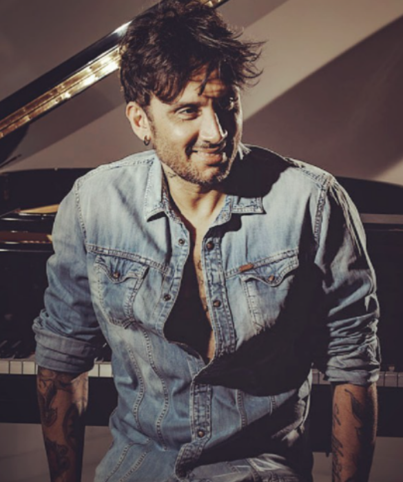 <p>Tra i cantanti pi&ugrave; sexy del Festival di Sanremo 2022 c&rsquo;&egrave; lui, Fabrizio Moro. O forse, era&nbsp;il 2000? O il 2007? O il 2008? Insomma, sar&agrave; che lo congelano e scongelano sempre bene, a&nbsp;noi sembra che non sia cambiato molto da quella prima volta all&rsquo;Ariston.&nbsp;</p>
