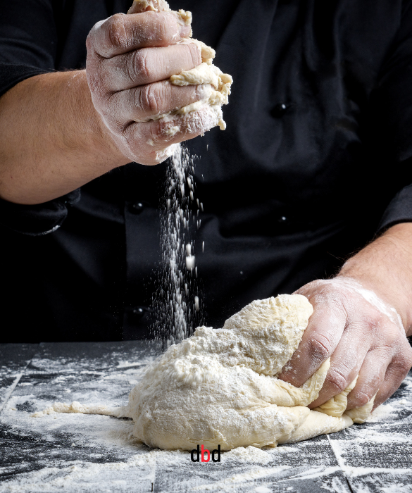 <p>Non basta agglomerare gli ingredienti, la pasta deve prendere <strong>consistenza</strong>, il c.d. &ldquo;nervo&rdquo; o &ldquo;nerbo&rdquo;, va <strong>lavorata fra i 10 e i 15 minuti</strong> affinch&eacute; si crei un minimo la <strong>maglia glutinica</strong>&nbsp;(ma non &egrave; un lievitato), quindi dovete anche qui gestire la vostra forza e la vostra frustrazione.</p>
