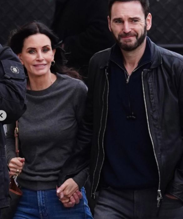 <p>Dopo un matrimonio, una figlia, una separazione e un divorzio con David Arquette, <strong>Courtney Cox </strong>(la nota star di Friends) ha iniziato a frequentare <strong>Johnny McDaid</strong>, membro degli Snow Patrol. I due hanno annunciato il fidanzamento ufficiale nel giugno del 2014, ma si sono separati poco dopo.&nbsp;</p>
