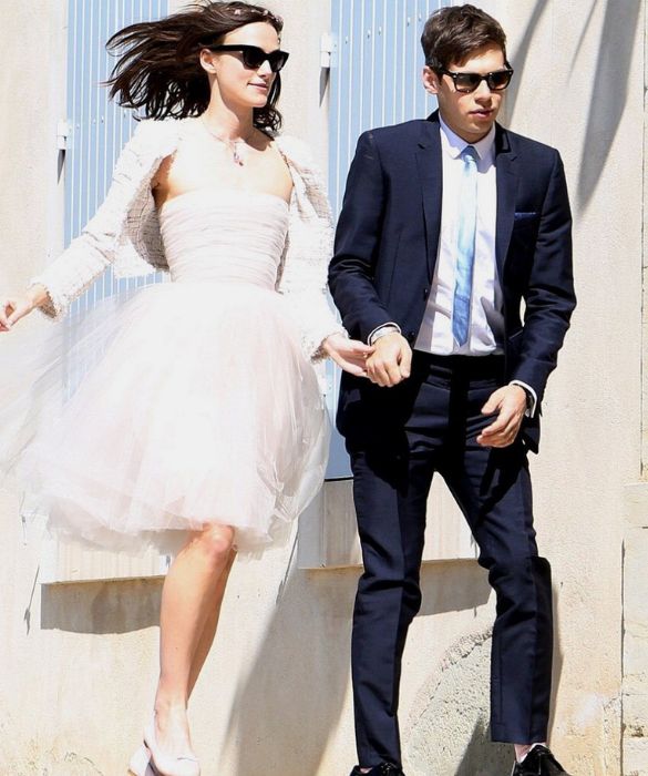 <p>L&rsquo;abito indossato dall&rsquo;attrice nel giorno delle nozze con James Righton &egrave; davvero stupendo: &egrave; stato disegnato apposta per lei da Karl Lagerfeld e, pur nella sua semplicit&agrave;, &egrave; comunque di grande impatto.</p>

