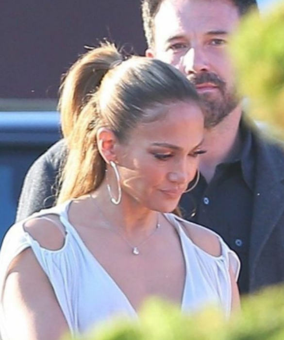 <p>La Lopez ha in seguito spiegato di aver lasciato Affleck perch&eacute; i due si trovavano su due binari diversi in quel momento: nonostante fossero innamoratissimi, lei era pronta a metter su famiglia, mentre lui no.</p>
