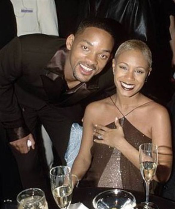 <p>Gli Smith sono sposati dal 1997 e hanno due figli, Jaden e Wilow, entrambi attori. La loro storia d&rsquo;amore &egrave; sopravvissuta per un motivo particolare: i due hanno scelto di non vivere una relazione monogama, ma poliamorosa, abbracciando il matrimonio non convenzionale come rimedio e soluzione alle crisi.&nbsp;</p>
