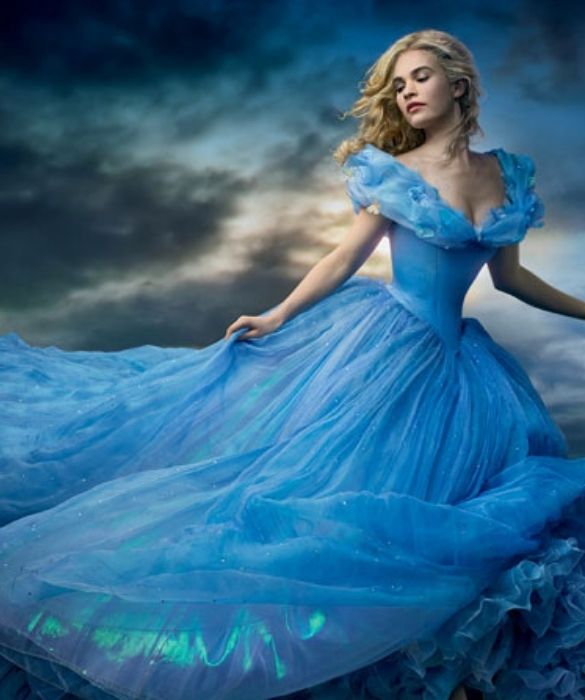 <p><strong>Lily James</strong>&nbsp; &egrave; la protagonista del sorprendente live-action <strong><em>Cenerentola</em></strong>, in stabile equilibrio tra l&rsquo;innovazione e la fiaba animata del 1950. Nella pellicola troviamo <strong><a href=