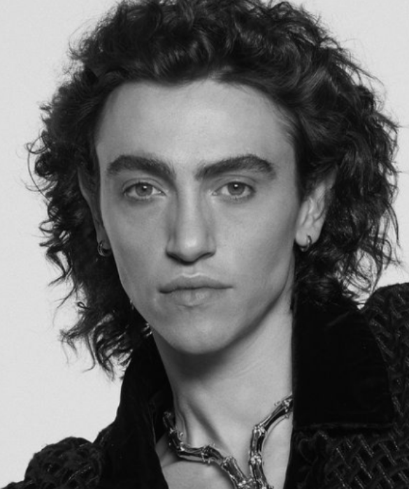 <p>Il fascino del ragazzino che fa di tutto per sembrare pi&ugrave; grande della sua et&agrave;. <strong>Michele Bravi</strong> &egrave; bravo, s&igrave;. Con&nbsp;questo nuovo look un po&rsquo; pi&ugrave; selvaggio, riuscir&agrave;&nbsp;a regalarci un bel ruggito?</p>
