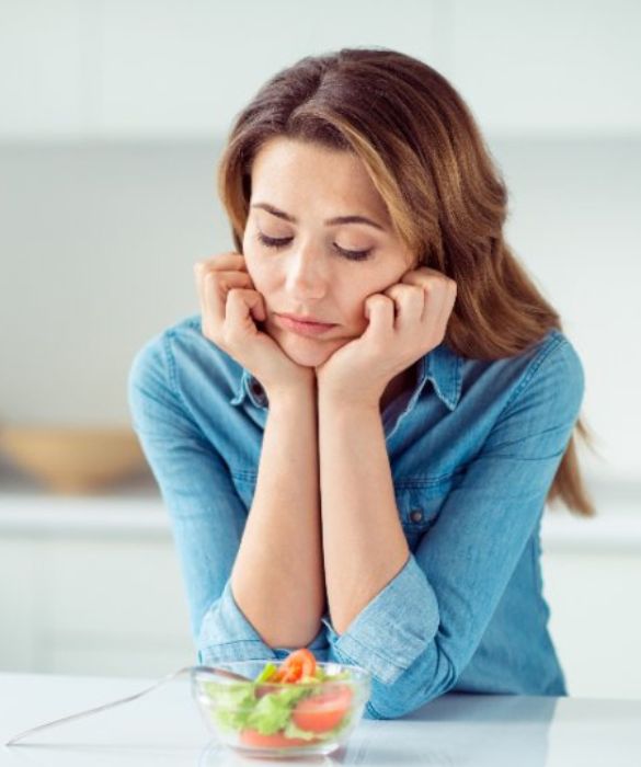 <p>Uno degli effetti pi&ugrave; devastanti di una relazione con un narcisista patologico &egrave; che il modello relazionale vissuto potrebbe diventare la norma. In altri termini, si &egrave; portati a credere che l&rsquo;amore sia sofferenza e che tutte le relazioni debbano avere i connotati di quella avuta con il narcisista - ovvero che se non hai il mal di pancia ogni giorno, allora qualcosa non va. Il rischio &egrave; quello di <strong>cercare questa instabilit&agrave; </strong>in partner che potrebbero non essere narcisisti, ma avere altri disturbi, come quello di essere anaffettivi, borderline, evitanti, ambivalenti.&nbsp;</p>
<p>&nbsp;</p>
