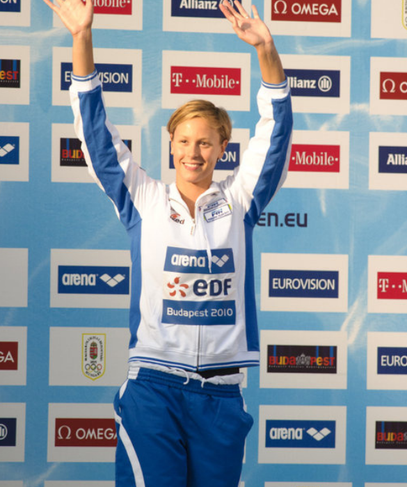 <p>La campionessa Federica Pellegrini ha raccontato dei suoi problemi con la bulimia e della difficolt&agrave; di accettare il proprio corpo, anche in relazione allo sport praticato. &laquo;A 17 anni non mi piacevo pi&ugrave;. Vomitare per me era rientrare nel mio corpo da ragazzina. Viviamo in costume, ci guardano&hellip; I pensieri degli altri facevano rumore e a me veniva da urlare&raquo;.</p>

