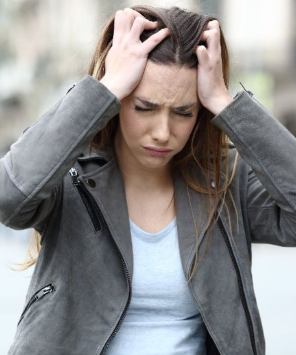 <p>La bassa autostima pu&ograve; sfociare in una <strong>perdita totale di speranza</strong>, che si manifesta con un senso di vuoto e inutilit&agrave;. Una condizione simile pu&ograve; portare anche a una depressione e, nei casi peggiori, a disturbi della personalit&agrave;.&nbsp;</p>
