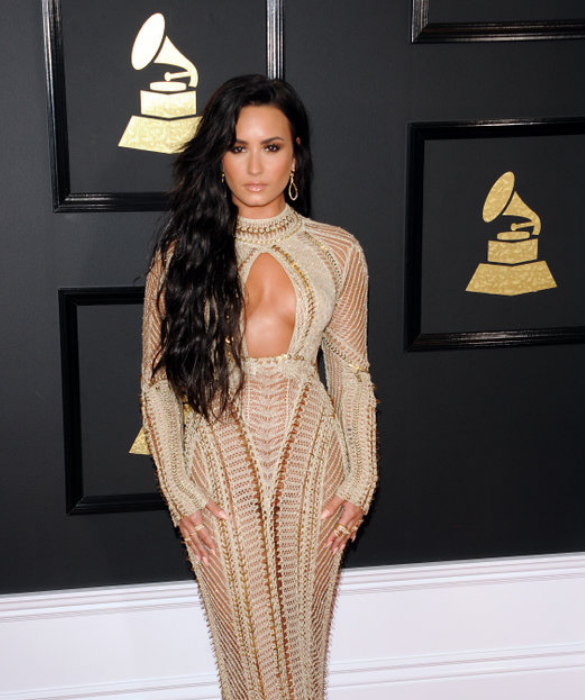 <p>Demi Lovato (alla quale sono state diagnosticate dipendenza e bulimia) si &egrave; espressa tantissime volte sui suoi problemi mentali, iniziando una vera e propria <strong>campagna per creare maggiore consapevolezza </strong>sull&rsquo;argomento e riuscire a normalizzando, svincolandolo&nbsp;dai tab&ugrave; sociali. &laquo;Quando non sai cosa sta succedendo e non hai ancora le risposte, le persone tendono a farsi una autodiagnosi, che &egrave; esattamente quello che ho fatto io. Ora so che quando mi concentro sul mio piano di trattamento con la mia squadra e il mio sistema di supporto, sono in grado non solo di mantenere la mente sana, ma di controllarmi&raquo;.</p>

